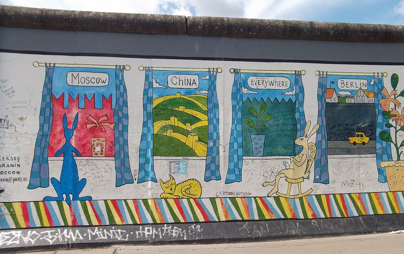 Wandbild „Mauern international“ von Alexej Taranin an der East Side Gallery: gemalte Fenster mit den Aufschriften Moscow, China, Everywhere und Berlin