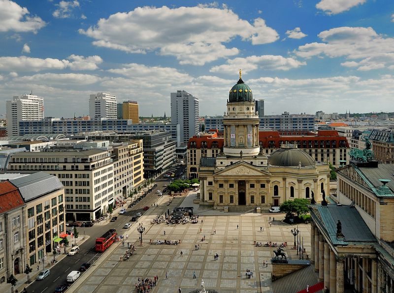 Blick vom Französischen Dom über den Gendarmenmarkt auf den Deutschen Dom, rechts im Bild das Konzerthaus