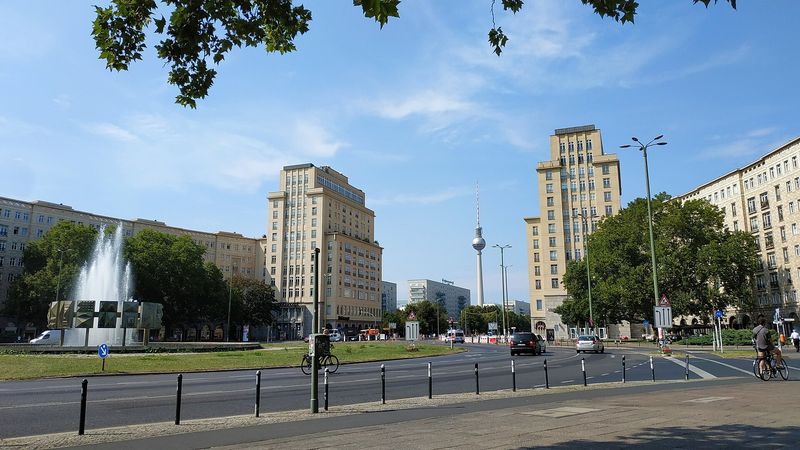 Der Strausberger Platz an der Karl-Marx-Allee mit Springbrunnen und den beiden Turmhäusern, in der Ferne der Fernsehturm