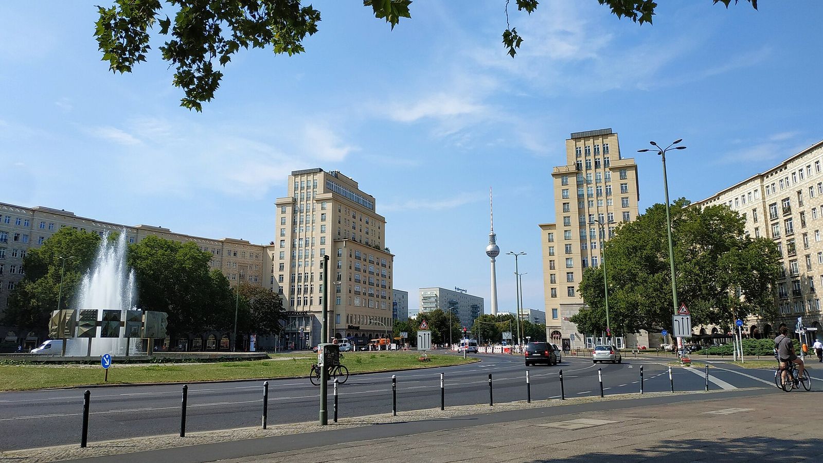 Der Strausberger Platz an der Karl-Marx-Allee mit Springbrunnen und den beiden Turmhäusern, in der Ferne der Fernsehturm