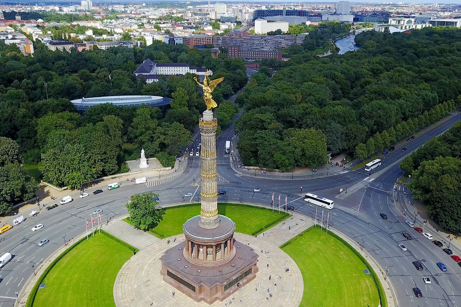 Luftbild der Siegessäule mit der goldenen Viktoria auf dem Großen Stern, ringsum die Bäume des Tiergartens